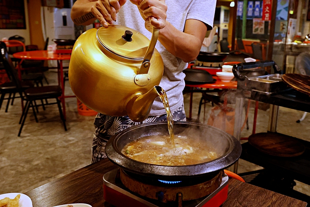 食藝石頭火鍋 梅川老店，桌邊麻油爆香的傳統石頭火鍋，滿滿古早味好有氣氛！