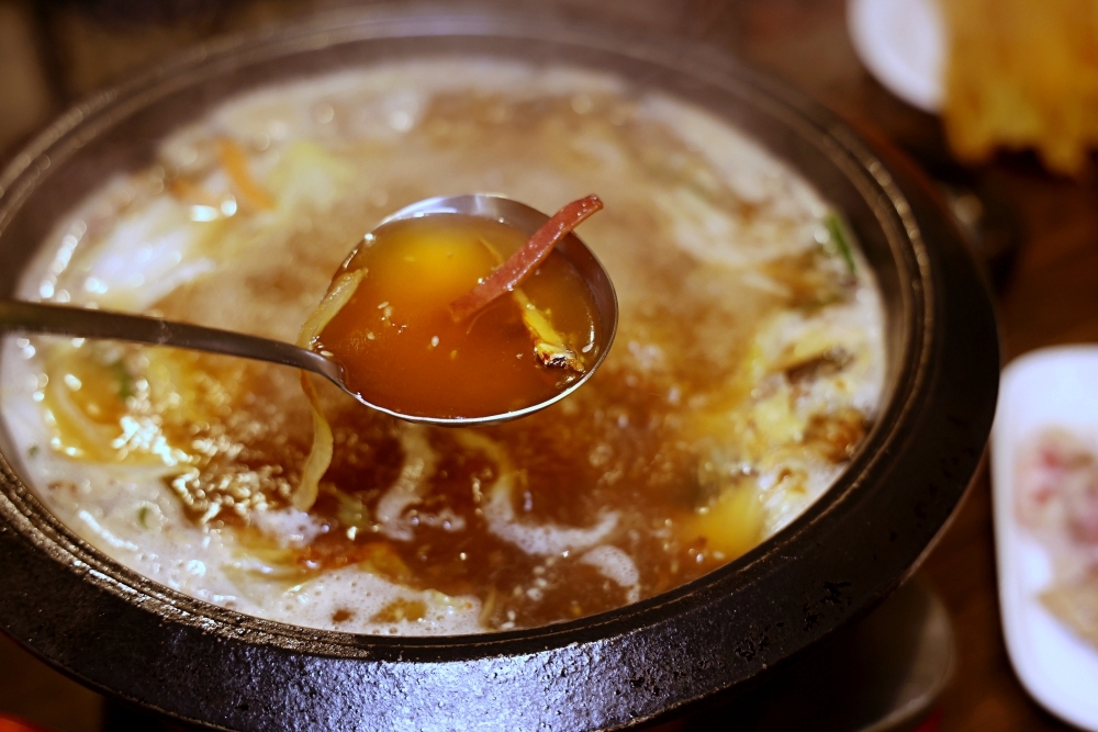 食藝石頭火鍋 梅川老店，桌邊麻油爆香的傳統石頭火鍋，滿滿古早味好有氣氛！