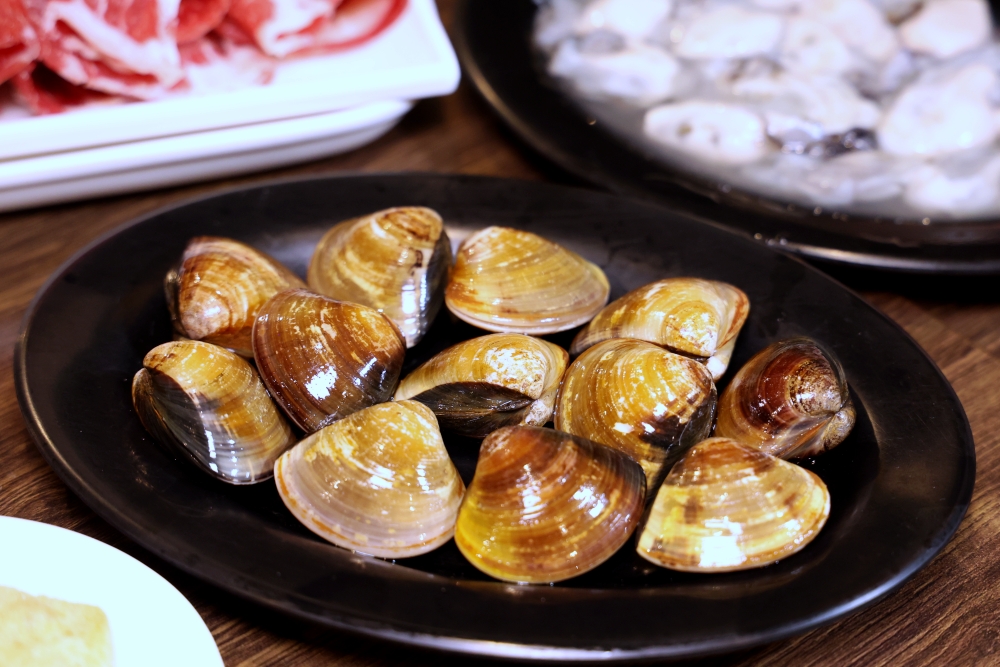 食藝石頭火鍋 梅川老店，桌邊麻油爆香的傳統石頭火鍋，滿滿古早味好有氣氛！