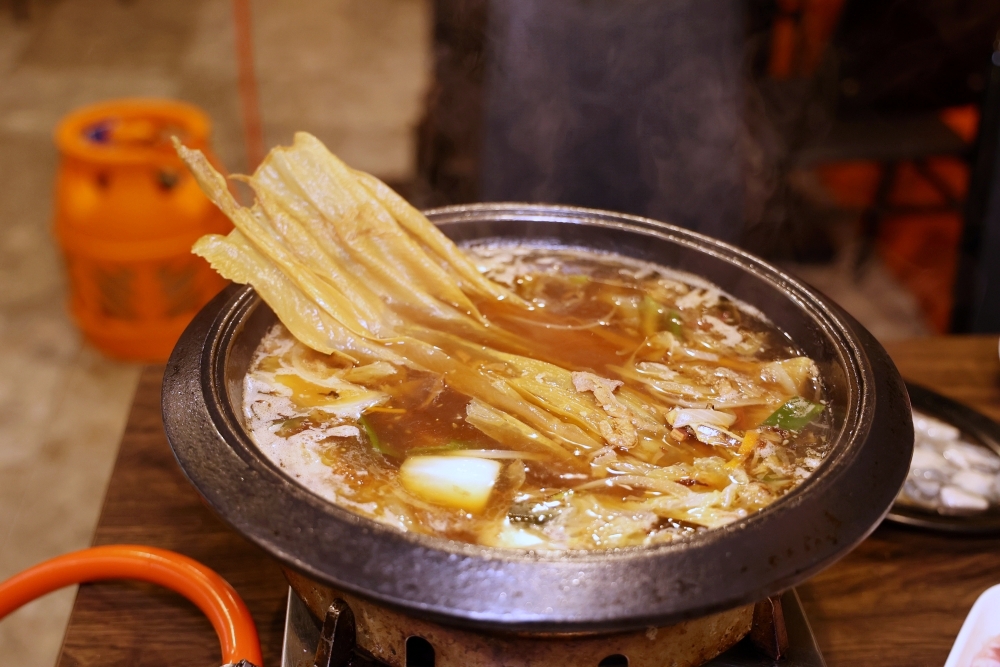 食藝石頭火鍋 梅川老店，桌邊麻油爆香的傳統石頭火鍋，滿滿古早味好有氣氛！