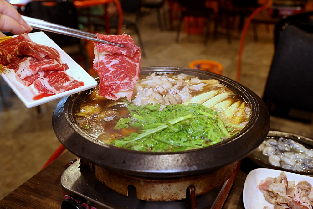 食藝石頭火鍋 梅川老店，桌邊麻油爆香的傳統石頭火鍋，滿滿古早味好有氣氛！