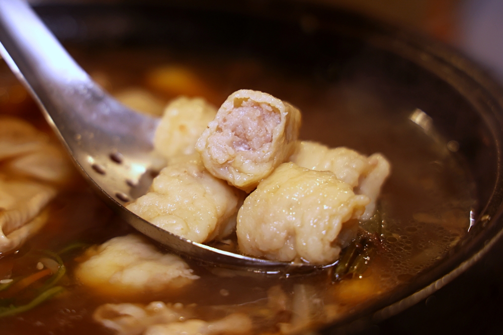 食藝石頭火鍋 梅川老店，桌邊麻油爆香的傳統石頭火鍋，滿滿古早味好有氣氛！