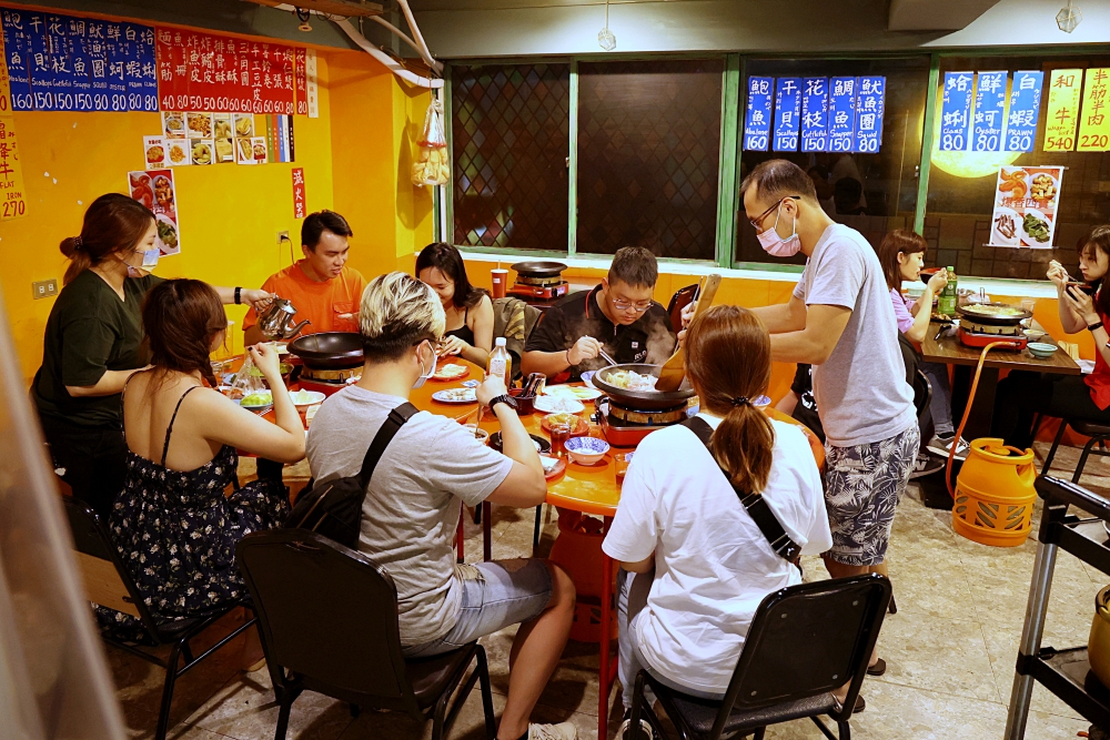 食藝石頭火鍋 梅川老店，桌邊麻油爆香的傳統石頭火鍋，滿滿古早味好有氣氛！