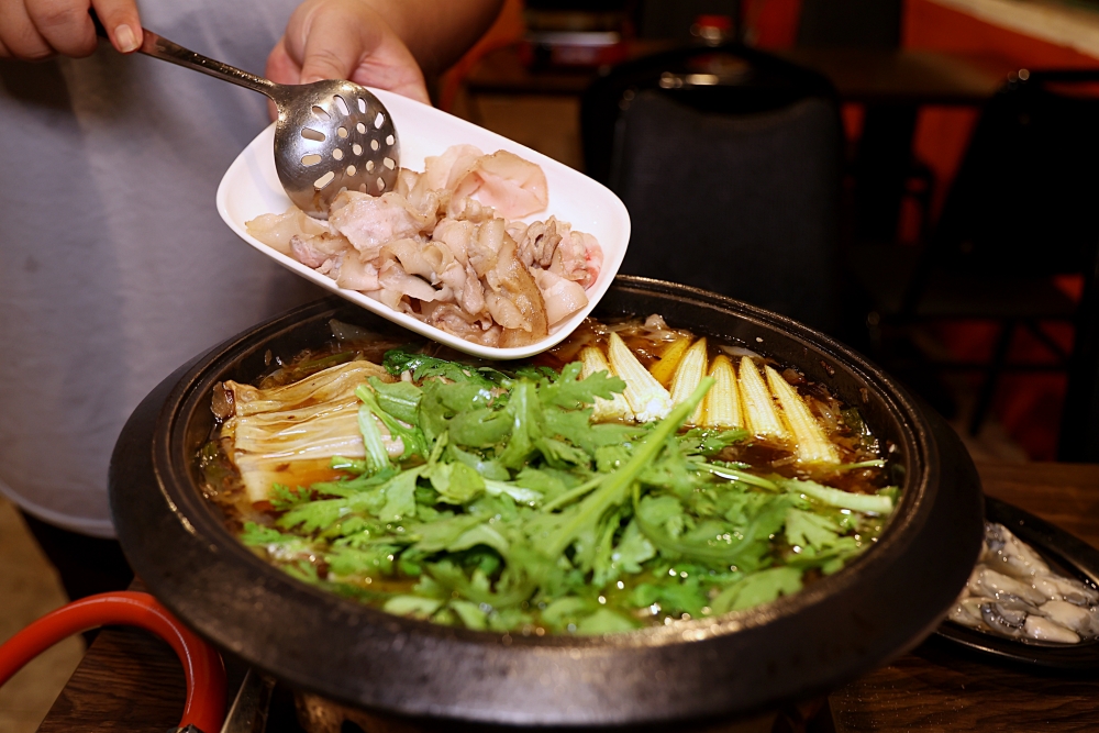 食藝石頭火鍋 梅川老店，桌邊麻油爆香的傳統石頭火鍋，滿滿古早味好有氣氛！