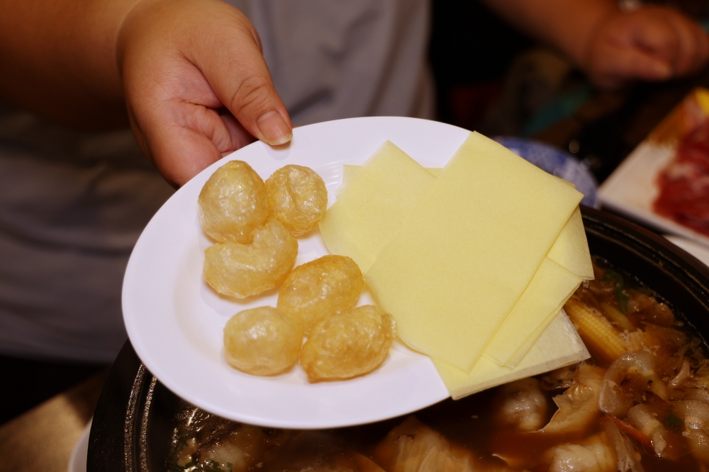 食藝石頭火鍋 梅川老店，桌邊麻油爆香的傳統石頭火鍋，滿滿古早味好有氣氛！