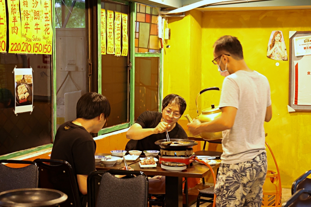 食藝石頭火鍋 梅川老店，桌邊麻油爆香的傳統石頭火鍋，滿滿古早味好有氣氛！