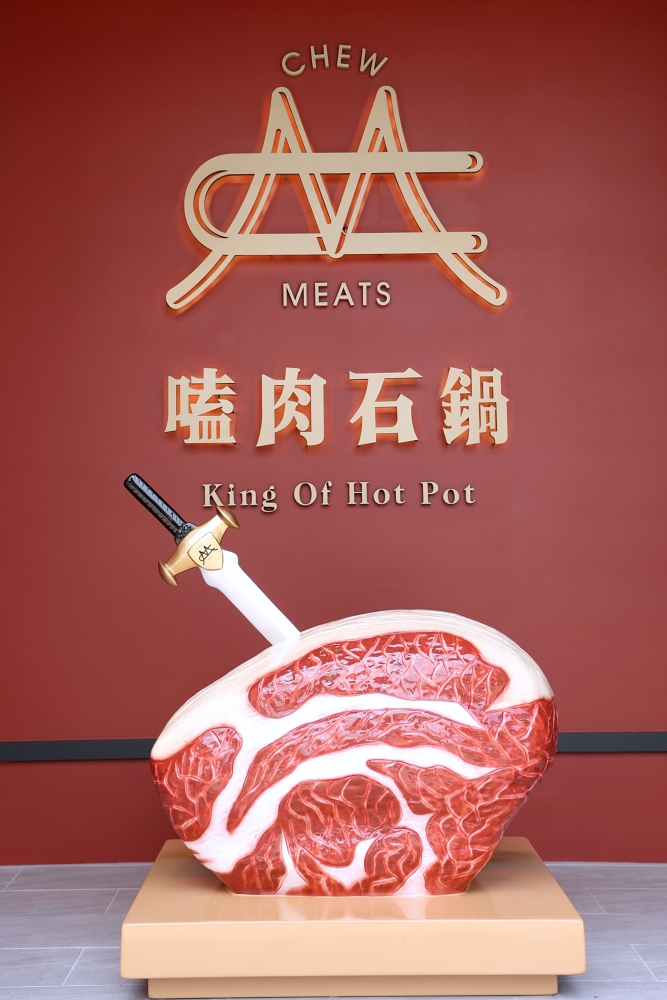 嗑肉石鍋烏日店 | 英倫風二代店多了時蔬、椒麻肉燥飯、霜淇淋等自助吧吃到飽，還有肉控必不可錯過的肉片瀑布！