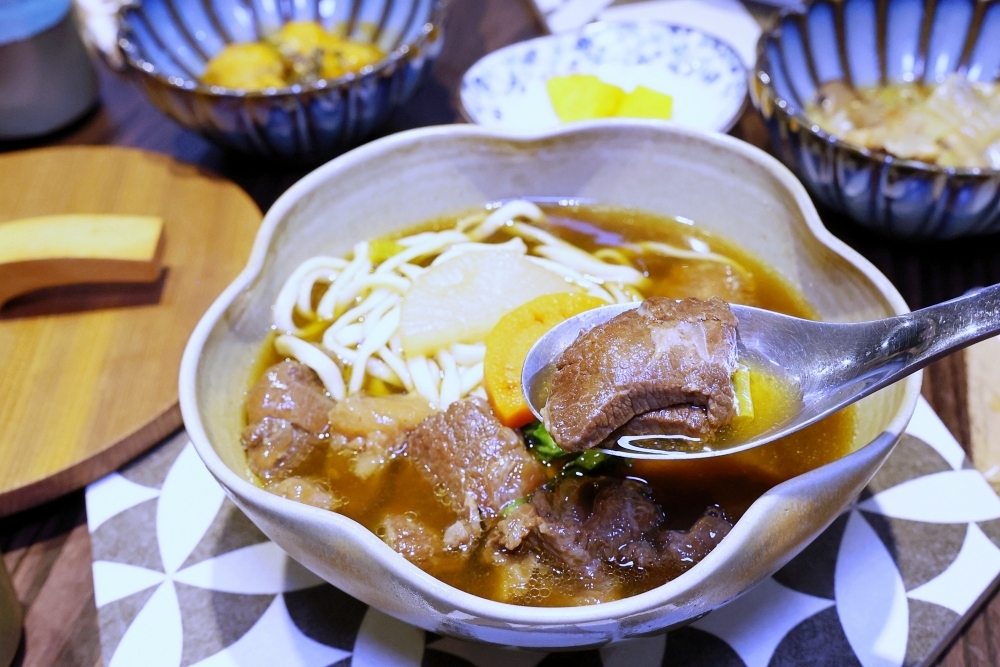 三生有幸 | 台中精品牛肉麵，半筋半肉大塊夠味，醇厚雙湯現吃現澆，前菜甜點都好吃！