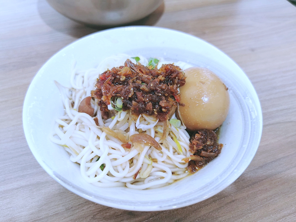 晉楊古早麵 | 南屯老街新加坡肉骨茶麵，排骨軟Q湯頭溫潤，XO醬拌麵加顆滷蛋大滿足！