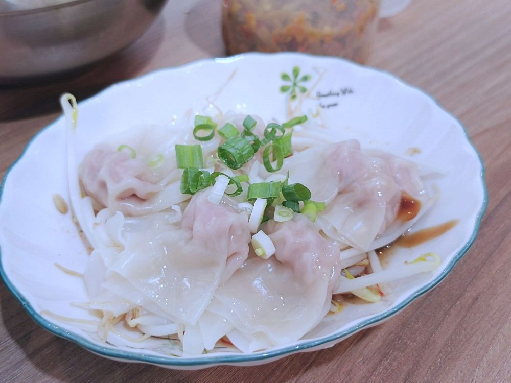 晉楊古早麵 | 南屯老街新加坡肉骨茶麵，排骨軟Q湯頭溫潤，XO醬拌麵加顆滷蛋大滿足！