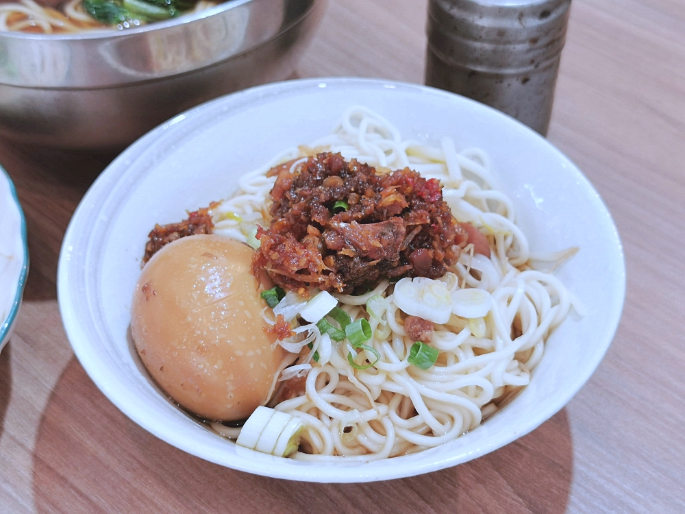 晉楊古早麵 | 南屯老街新加坡肉骨茶麵，排骨軟Q湯頭溫潤，XO醬拌麵加顆滷蛋大滿足！