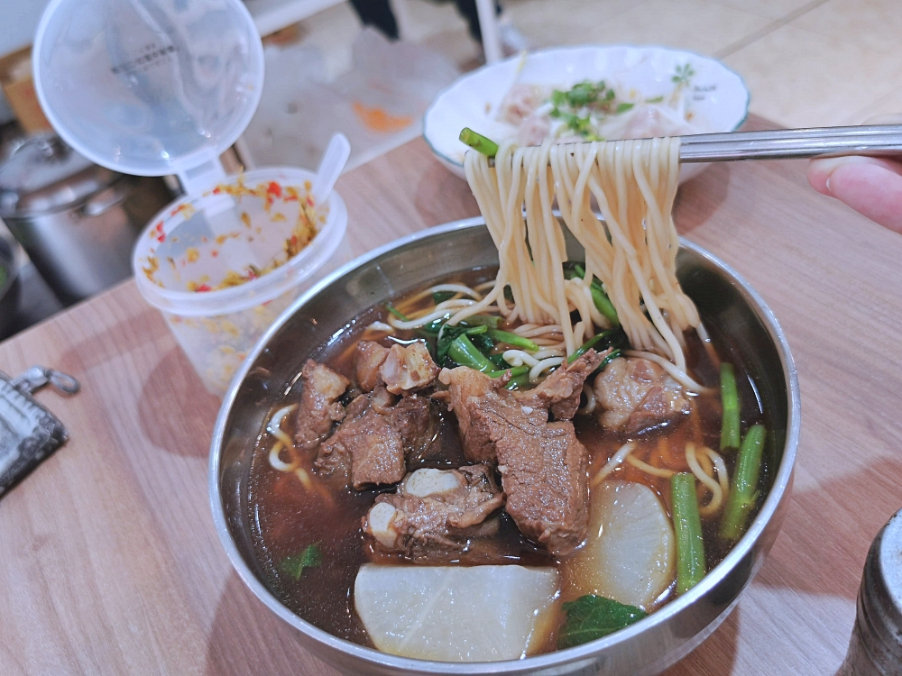 晉楊古早麵 | 南屯老街新加坡肉骨茶麵，排骨軟Q湯頭溫潤，XO醬拌麵加顆滷蛋大滿足！