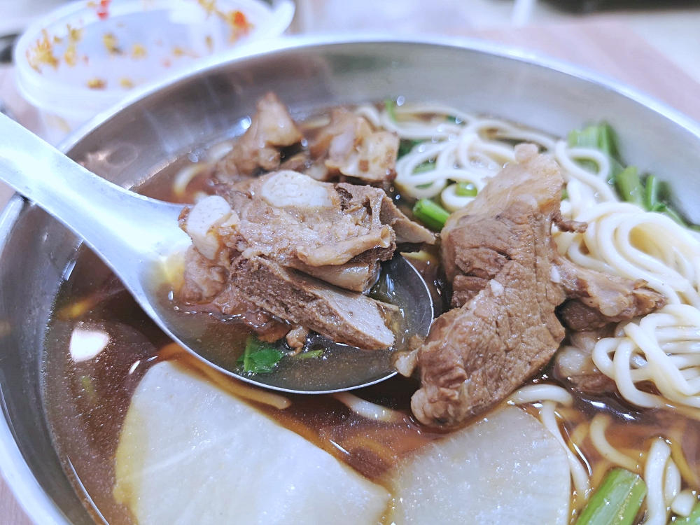 晉楊古早麵 | 南屯老街新加坡肉骨茶麵，排骨軟Q湯頭溫潤，XO醬拌麵加顆滷蛋大滿足！