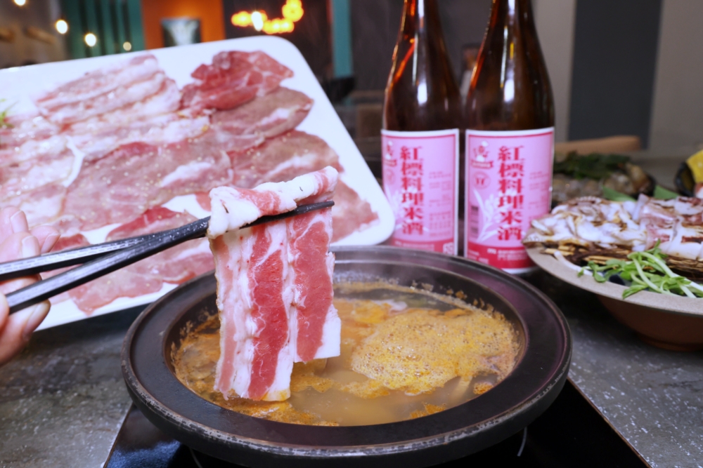 銄鍋十甲店 | 台中東區平價火鍋，火焰燒酒鍋好香甜，炙燒冷藏肉好Q彈，自助吧吃到飽還免服務費！