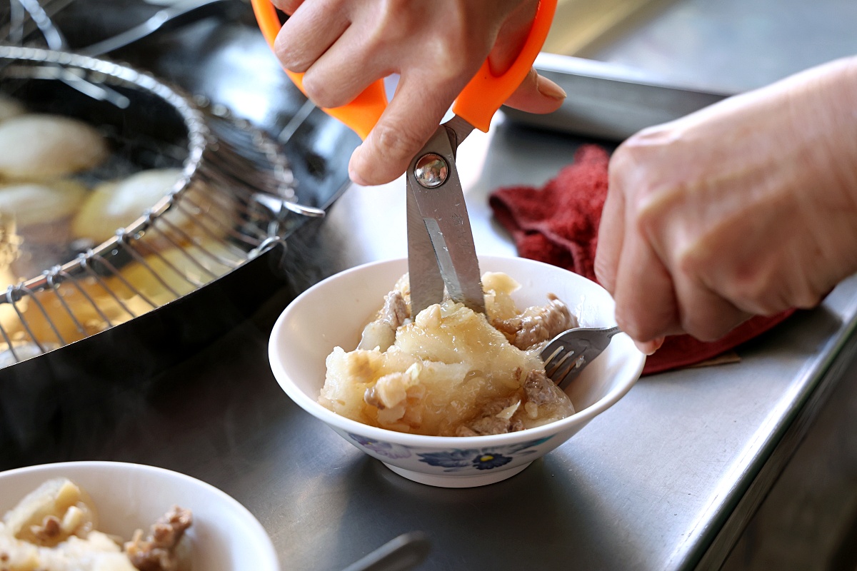 溪畔肉圓 | 在地人必吃80年銅板美食，4種醬料濃郁好吃！