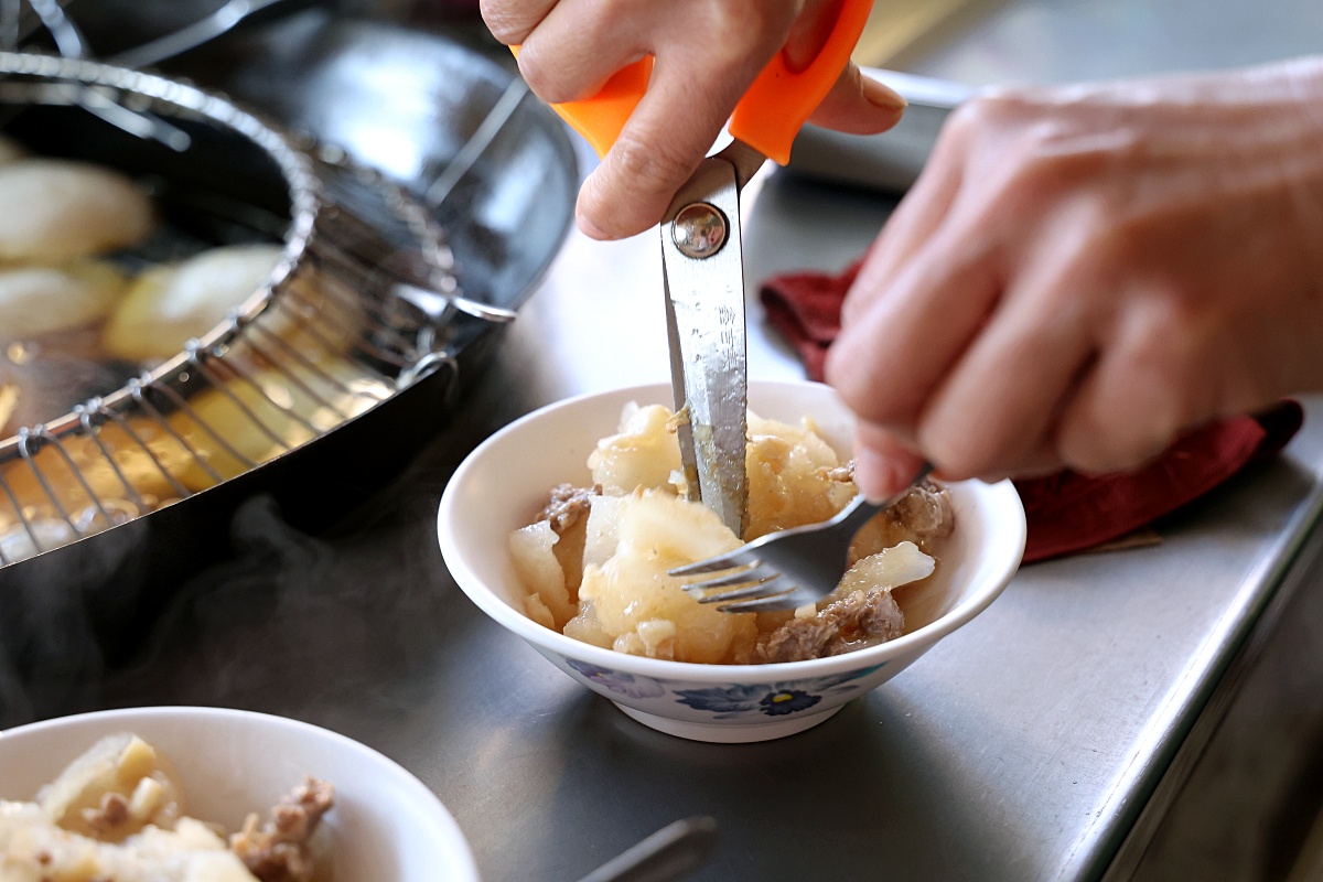 溪畔肉圓 | 在地人必吃80年銅板美食，4種醬料濃郁好吃！