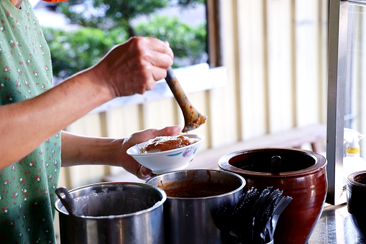 溪畔肉圓 | 在地人必吃80年銅板美食，4種醬料濃郁好吃！