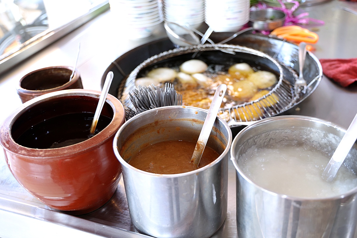 溪畔肉圓 | 在地人必吃80年銅板美食，4種醬料濃郁好吃！