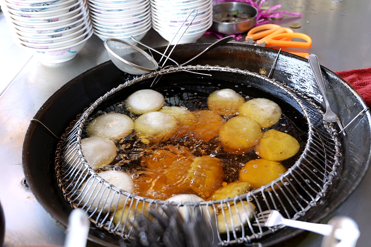 溪畔肉圓 | 在地人必吃80年銅板美食，4種醬料濃郁好吃！