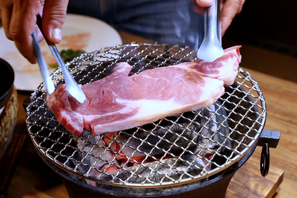 富田和牛燒肉 | 燒肉大升級，炭火炙燒肋眼美味爆表，附餐握壽司烤雞肉串還有飲品喝到飽！