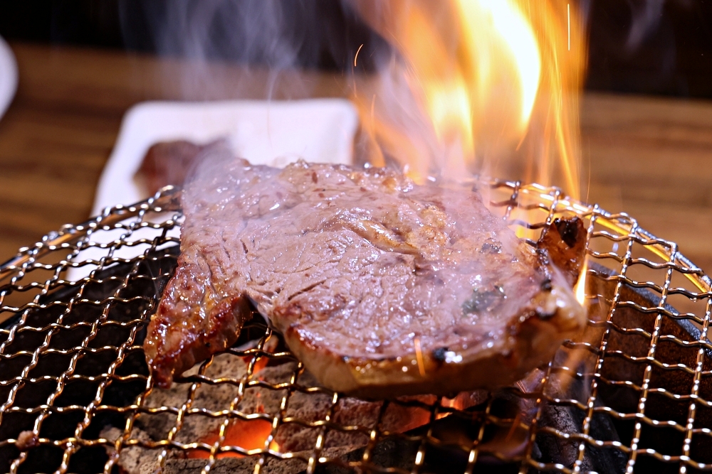 富田和牛燒肉 | 燒肉大升級，炭火炙燒肋眼美味爆表，附餐握壽司烤雞肉串還有飲品喝到飽！