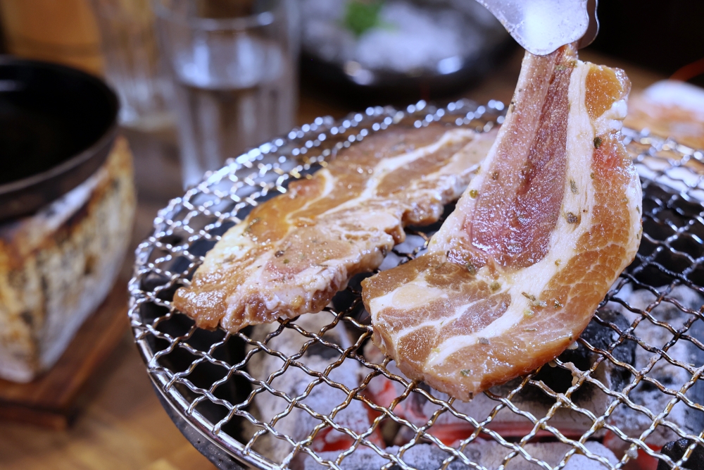 富田和牛燒肉 | 燒肉大升級，炭火炙燒肋眼美味爆表，附餐握壽司烤雞肉串還有飲品喝到飽！