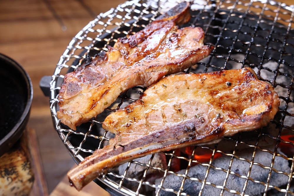 富田和牛燒肉 | 燒肉大升級，炭火炙燒肋眼美味爆表，附餐握壽司烤雞肉串還有飲品喝到飽！