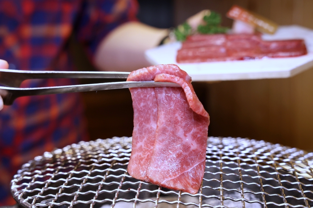 富田和牛燒肉 | 燒肉大升級，炭火炙燒肋眼美味爆表，附餐握壽司烤雞肉串還有飲品喝到飽！