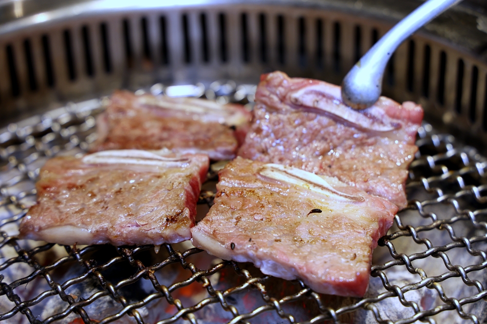 羊角炭火燒肉 | 台中燒肉吃到飽，鹽蔥牛舌、厚切牛排、現撈泰國蝦等近百種食材吃到飽，還有生啤暢飲！