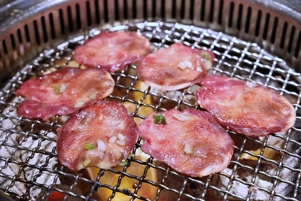 羊角炭火燒肉 | 台中燒肉吃到飽，鹽蔥牛舌、厚切牛排、現撈泰國蝦等近百種食材吃到飽，還有生啤暢飲！