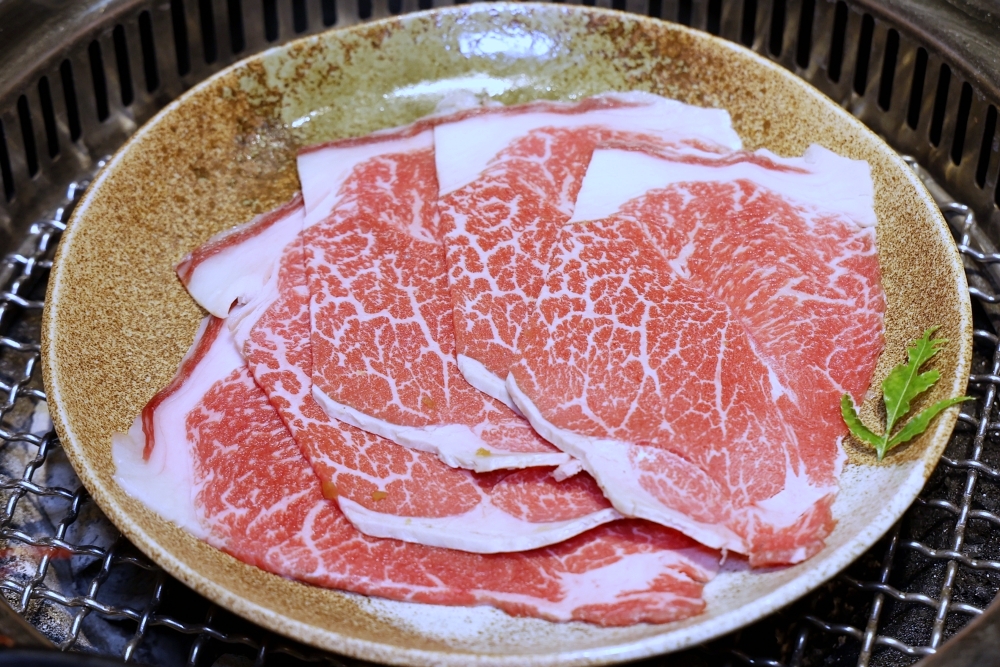 羊角炭火燒肉 | 台中燒肉吃到飽，鹽蔥牛舌、厚切牛排、現撈泰國蝦等近百種食材吃到飽，還有生啤暢飲！