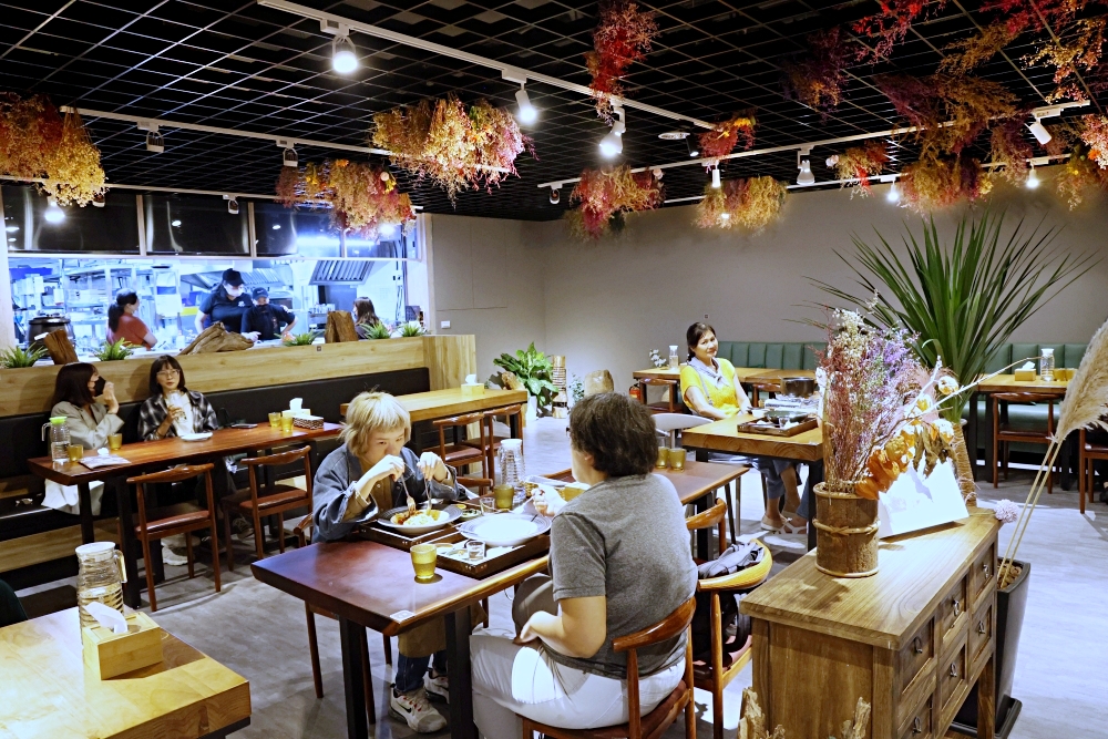 斐得蔬食熱浪來襲 | 金典綠園道的南洋風蔬食餐廳，餐點多樣擺盤繽紛，檸檬塔、香酥鴨、干貝大阪燒披蕯都好吃！