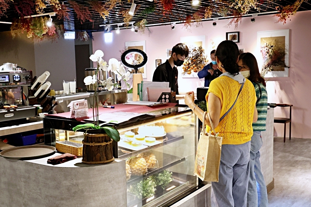 斐得蔬食熱浪來襲 | 金典綠園道的南洋風蔬食餐廳，餐點多樣擺盤繽紛，檸檬塔、香酥鴨、干貝大阪燒披蕯都好吃！