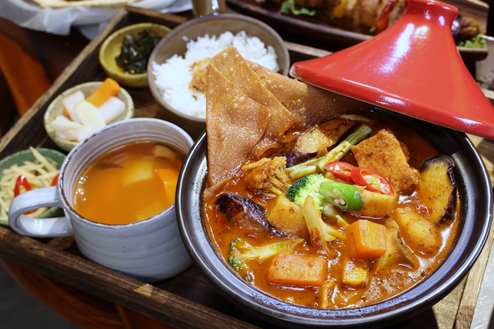 斐得蔬食熱浪來襲 | 金典綠園道的南洋風蔬食餐廳，餐點多樣擺盤繽紛，檸檬塔、香酥鴨、干貝大阪燒披蕯都好吃！