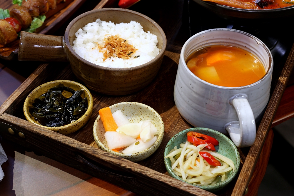 斐得蔬食熱浪來襲 | 金典綠園道的南洋風蔬食餐廳，餐點多樣擺盤繽紛，檸檬塔、香酥鴨、干貝大阪燒披蕯都好吃！