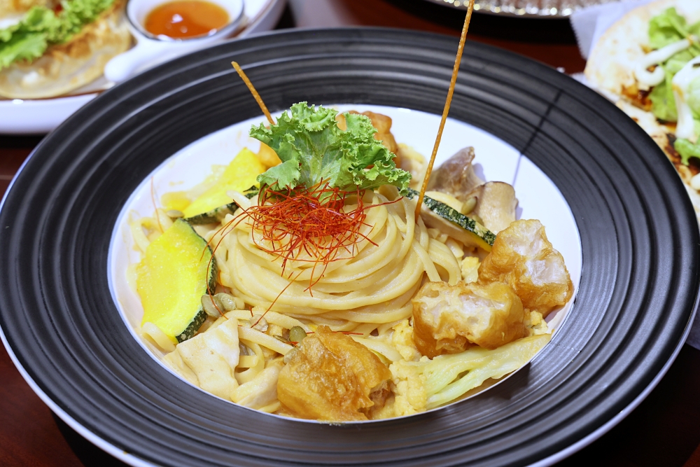 斐得蔬食熱浪來襲 | 金典綠園道的南洋風蔬食餐廳，餐點多樣擺盤繽紛，檸檬塔、香酥鴨、干貝大阪燒披蕯都好吃！