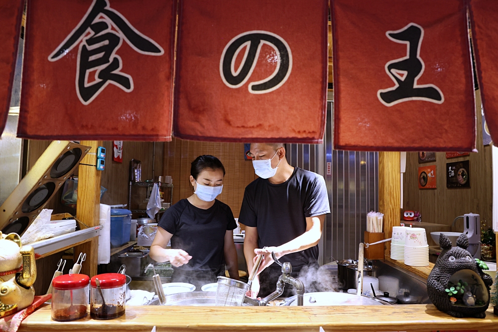 幸花雞白湯拉麵 | 屋台風深夜食堂！醇厚雞白湯和青醬中卷、松露干貝拉麵超搭，平價拉麵推薦！