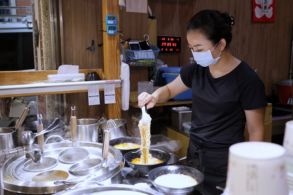 幸花雞白湯拉麵 | 屋台風深夜食堂！醇厚雞白湯和青醬中卷、松露干貝拉麵超搭，平價拉麵推薦！