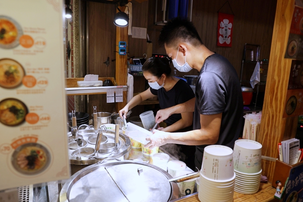 幸花雞白湯拉麵 | 屋台風深夜食堂！醇厚雞白湯和青醬中卷、松露干貝拉麵超搭，平價拉麵推薦！