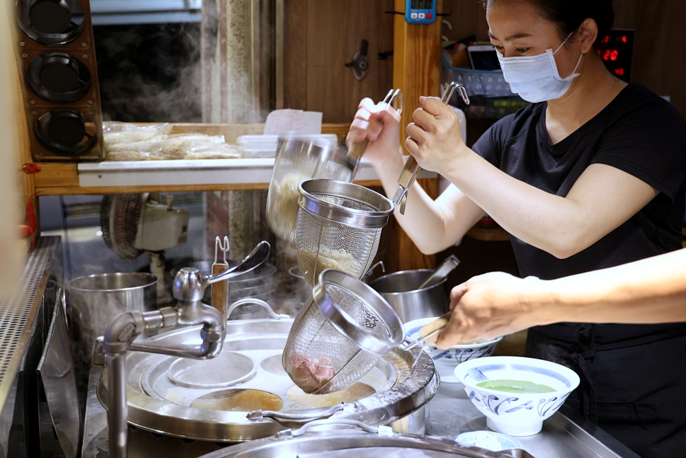 幸花雞白湯拉麵 | 屋台風深夜食堂！醇厚雞白湯和青醬中卷、松露干貝拉麵超搭，平價拉麵推薦！