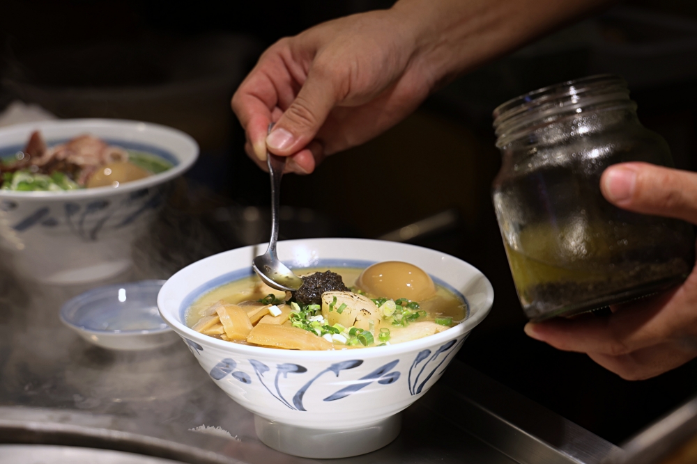 幸花雞白湯拉麵 | 屋台風深夜食堂！醇厚雞白湯和青醬中卷、松露干貝拉麵超搭，平價拉麵推薦！