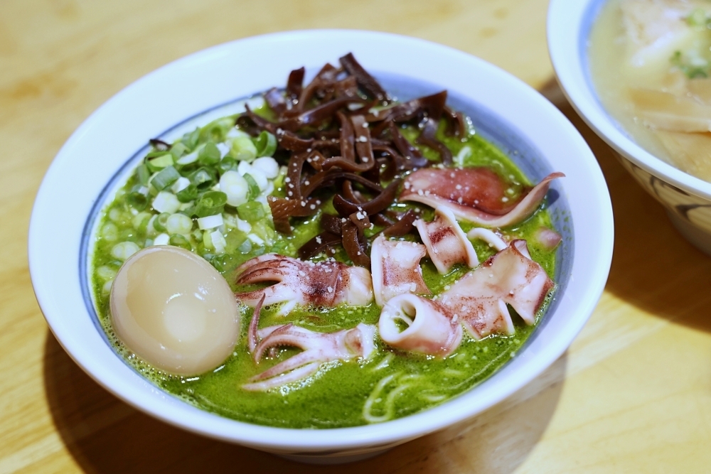 幸花雞白湯拉麵 | 屋台風深夜食堂！醇厚雞白湯和青醬中卷、松露干貝拉麵超搭，平價拉麵推薦！