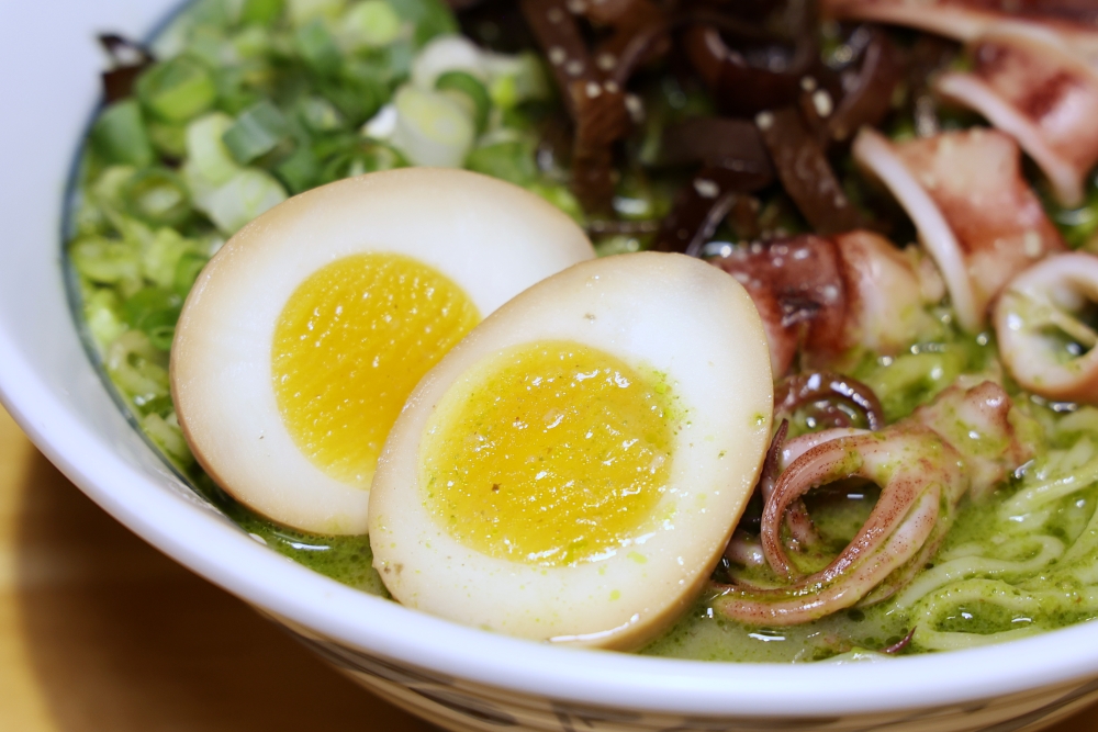 幸花雞白湯拉麵 | 屋台風深夜食堂！醇厚雞白湯和青醬中卷、松露干貝拉麵超搭，平價拉麵推薦！