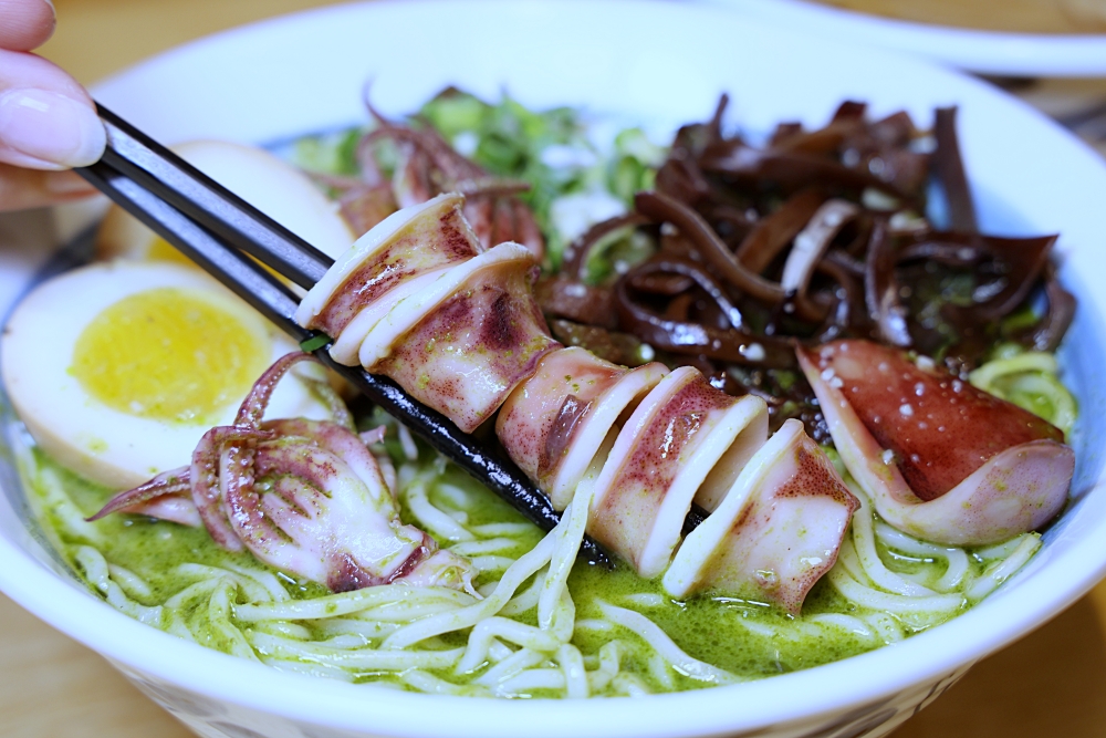 幸花雞白湯拉麵 | 屋台風深夜食堂！醇厚雞白湯和青醬中卷、松露干貝拉麵超搭，平價拉麵推薦！