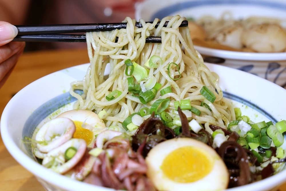 幸花雞白湯拉麵 | 屋台風深夜食堂！醇厚雞白湯和青醬中卷、松露干貝拉麵超搭，平價拉麵推薦！