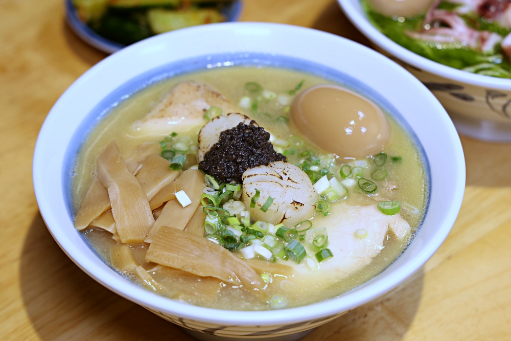 幸花雞白湯拉麵 | 屋台風深夜食堂！醇厚雞白湯和青醬中卷、松露干貝拉麵超搭，平價拉麵推薦！