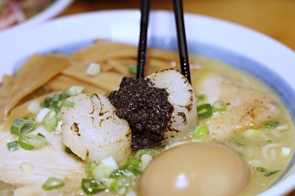 幸花雞白湯拉麵 | 屋台風深夜食堂！醇厚雞白湯和青醬中卷、松露干貝拉麵超搭，平價拉麵推薦！