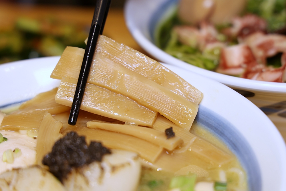 幸花雞白湯拉麵 | 屋台風深夜食堂！醇厚雞白湯和青醬中卷、松露干貝拉麵超搭，平價拉麵推薦！