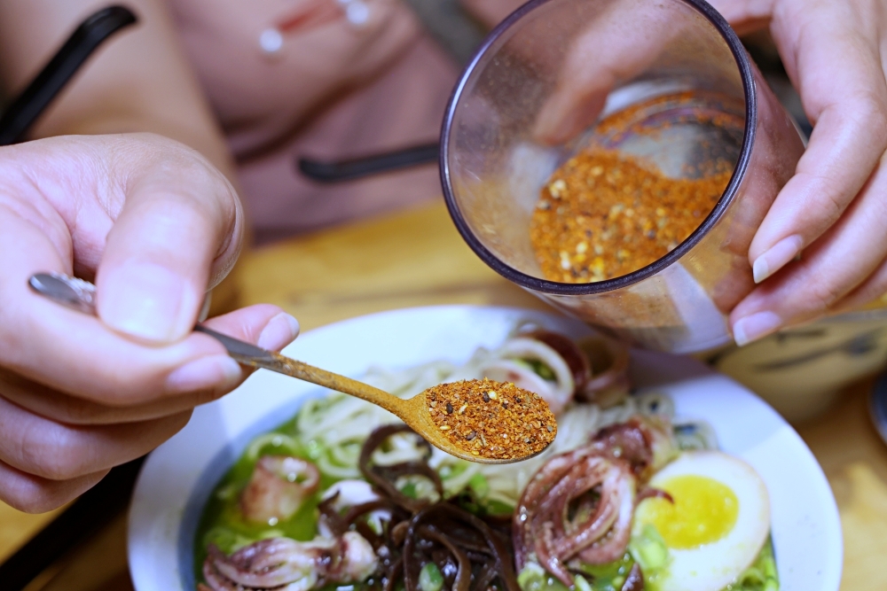 幸花雞白湯拉麵 | 屋台風深夜食堂！醇厚雞白湯和青醬中卷、松露干貝拉麵超搭，平價拉麵推薦！