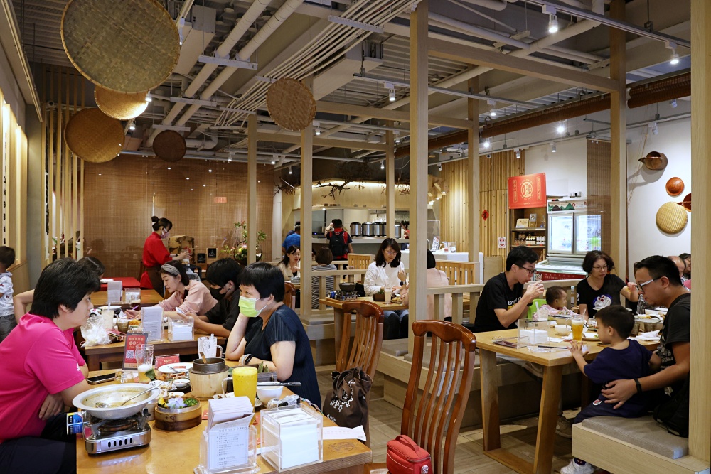 有春茶館 | 堆高高草莓冰好過癮，古早味辦桌台菜好吃又飽足，台中山海臺菜餐廳。